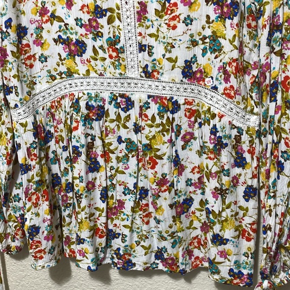 Jessica Simpson Women’s Floral Blouse. NWT. Size M. - Picture 10 of 12